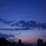 【Tokyo Train Story】夕暮れ時の青空と新幹線