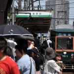 【Tokyo Train Story】阪堺カラーの都電はゴミゴミした駅前風景にもよく似合っている