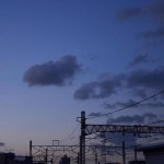 【Tokyo Train Story】何かが起こりそうで、何かが終わりそうな夕暮れ時の空