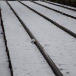 【Tokyo Train Story】雪景色の中、温かさを感じさせる前照灯