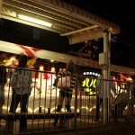 【Tokyo Train Story】ホームにて祝う人々（都電荒川線花電車）