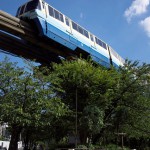 【Tokyo Train Story】緑の公園の頭上を東京モノレールが疾走する
