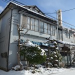 花巻の町中でかつての旅館だったと思われる木造建築を見物する 冬の東北温泉巡りの旅 その5