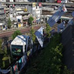 【Tokyo Train Story】アスカルゴ沿いにはためく旗