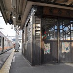 昭和レトロの演出が施された青梅駅で下車する 奥多摩ハイキングフリーきっぷの旅 その1