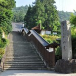 山寺の山門で2匹のネコに出会う 夏の青春18きっぷの旅2011 東北編 その23