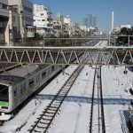 【Tokyo Train Story】青空の下での雪景色（山手線）
