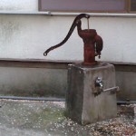 高田馬場で見つけた蛇口付きの井戸ポンプ