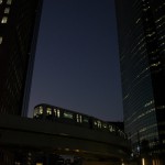 【Tokyo Train Story】日没後のビルの谷間（ゆりかもめ）