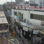 【Tokyo Train Story】下高井戸駅前市場の前を駆け抜ける京王線の準特急