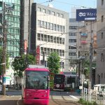 【Tokyo Train Story】ビルの谷間での信号待ち（都電荒川線）