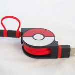 ポケモンのモンスターボール型デザインの巻取り式USBケーブルはポケモンGOのお供にぴったり！